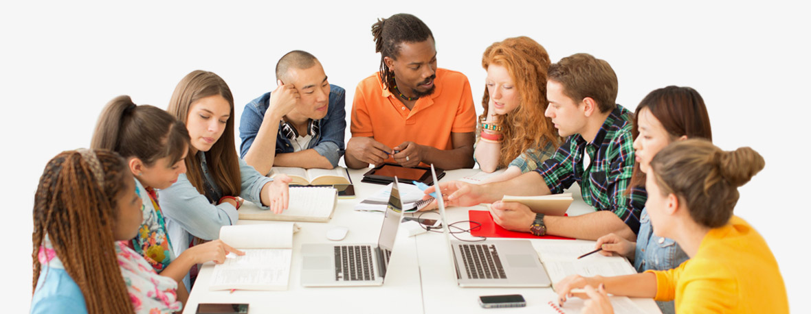 Gruppe von Jugendlichen und Lehrer sitzen an einem Tisch. Mit Unterrichtsmaterialien sowie Computern besprechen Sie sich.